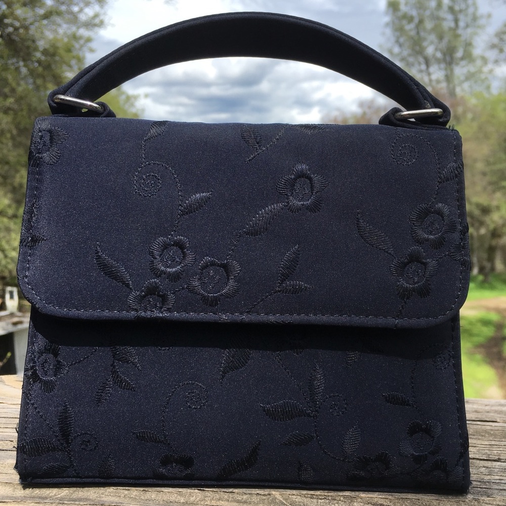 Adorable navy 👜 Amanda Smith